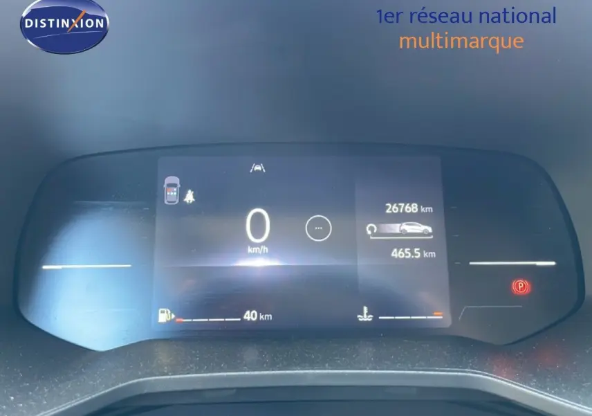 Tableau de bord numérique de Renault Clio 2025 affichant vitesse à 0 km/h et autonomie restante de 40 km.