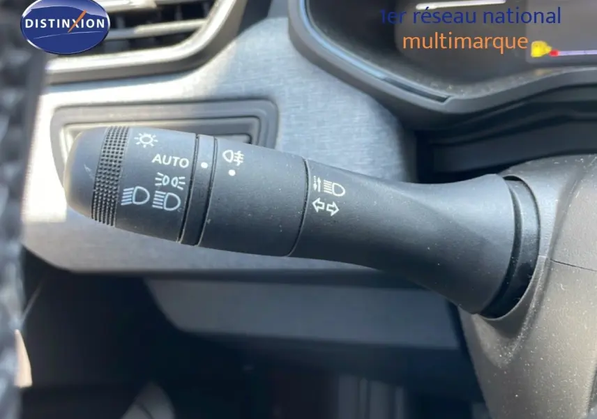Gros plan sur la commande des feux et clignotants dans l’habitacle d’une Renault Clio 2025.