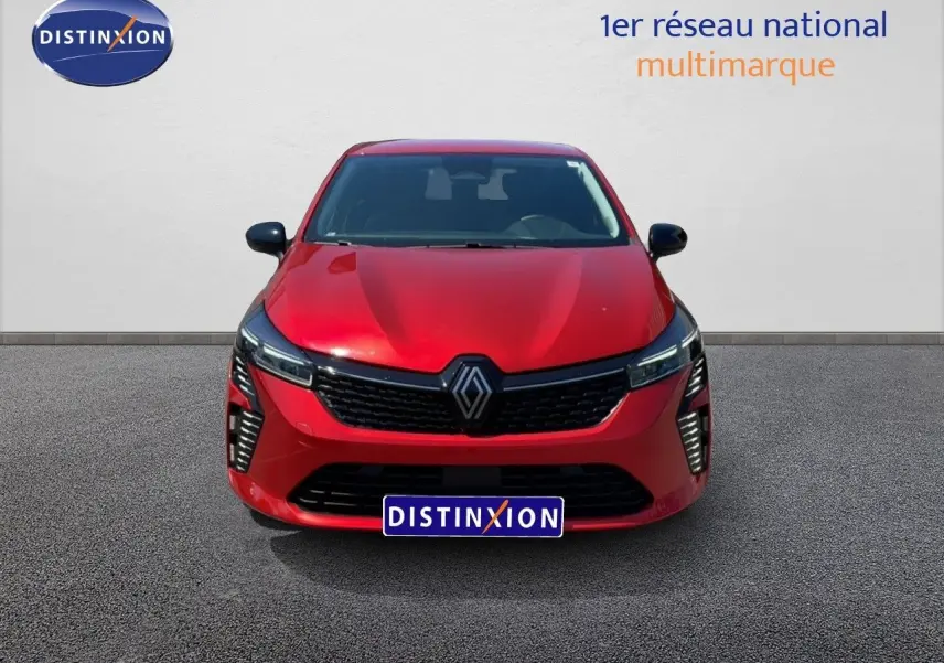 Renault Clio V BlueDCI 100ch Evolution rouge flamme métal vue de face avec calandre noire et phares LED distinctifs.