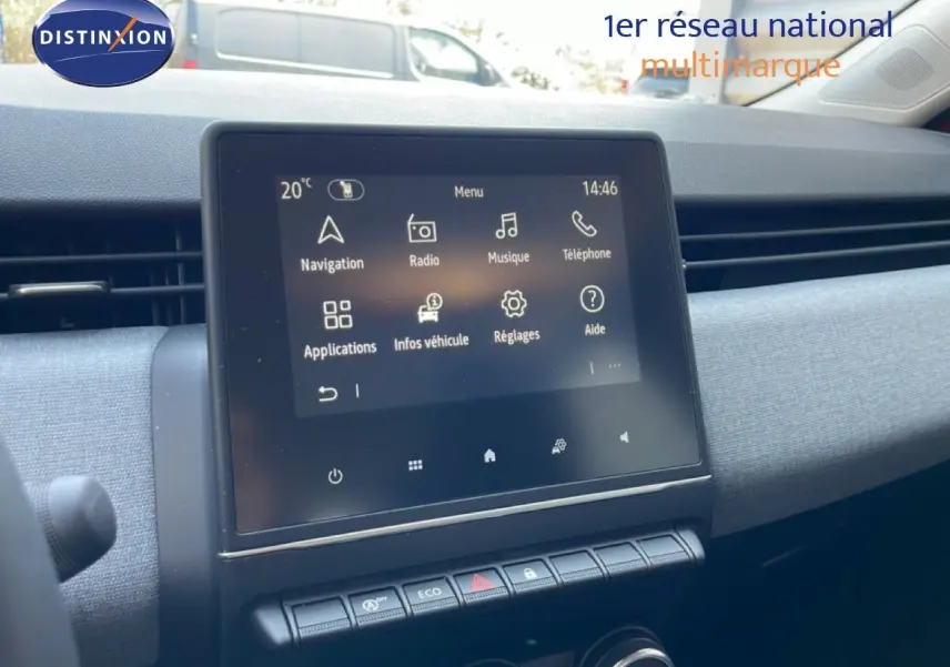 Vue intérieure du tableau de bord de Renault Clio rouge flamme, écran tactile central avec menu multimédia affiché.