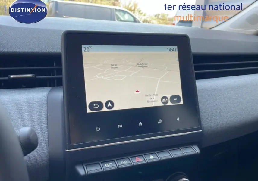 Écran tactile central avec navigation GPS dans l’habitacle de la Renault Clio rouge flamme, vue de face intérieure.