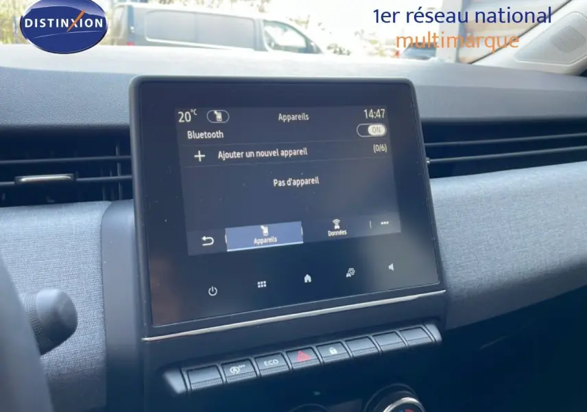 Vue intérieure centrée sur l'écran tactile du tableau de bord de la Renault Clio 2025, finition tissu gris.