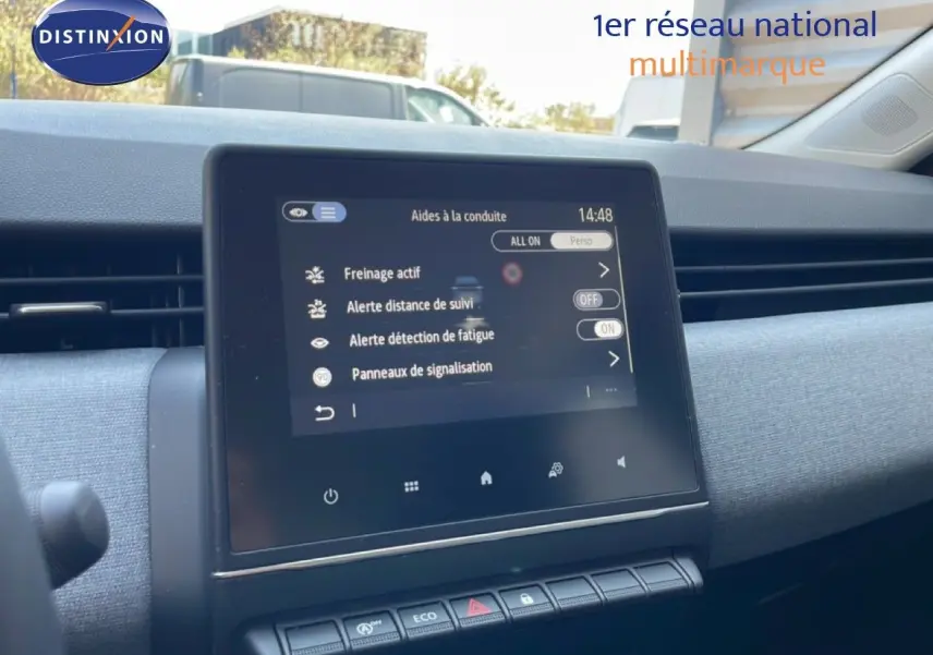 Écran tactile central affichant les aides à la conduite dans l'habitacle d'une Renault Clio 2025.