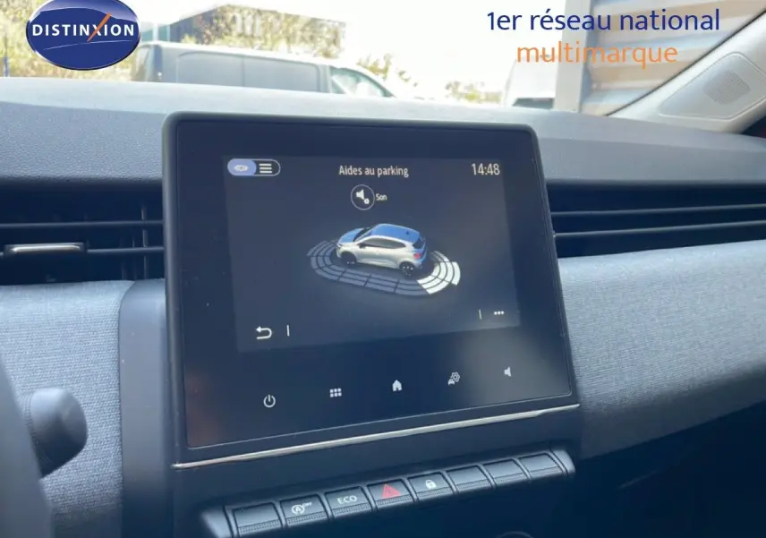 Écran tactile central montrant l'aide au parking dans l'habitacle d'une Renault Clio 2025, vue de face.