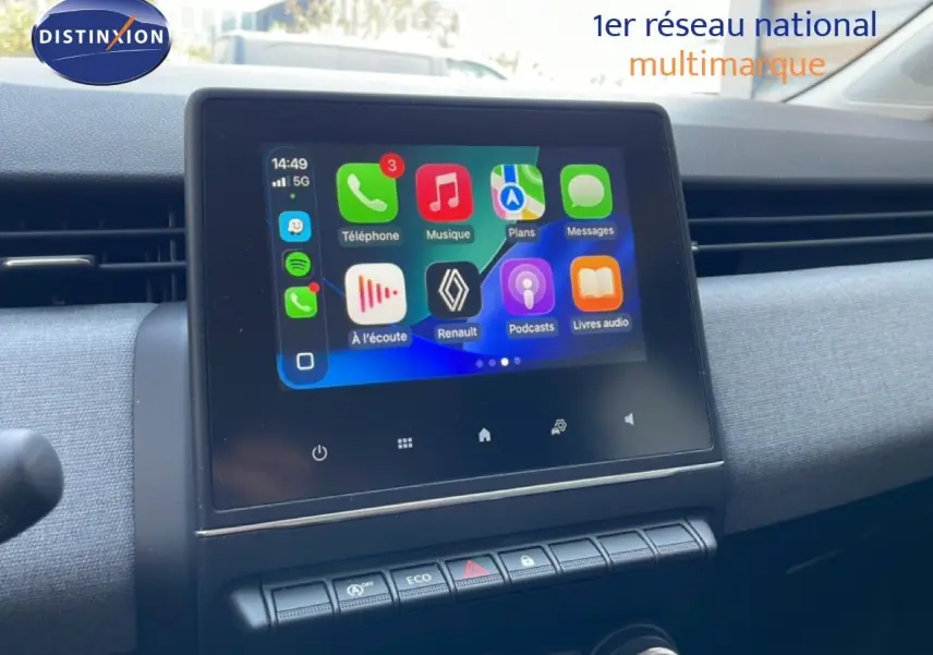 Écran tactile central de la Renault Clio V BluedCi 100ch Evolution, vue rapprochée du tableau de bord intérieur.