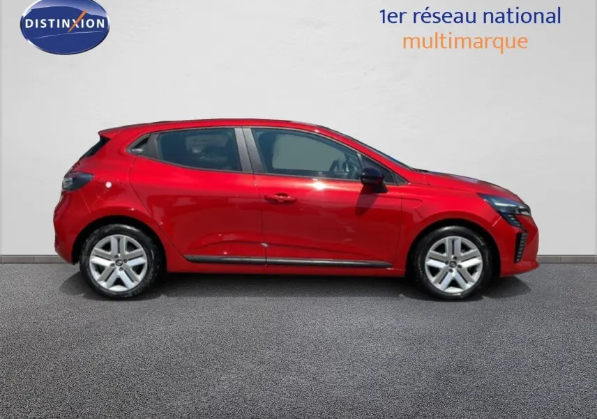 Profil droit d'une Renault Clio rouge flamme métallisée, compacte et moderne, sur fond neutre extérieur.