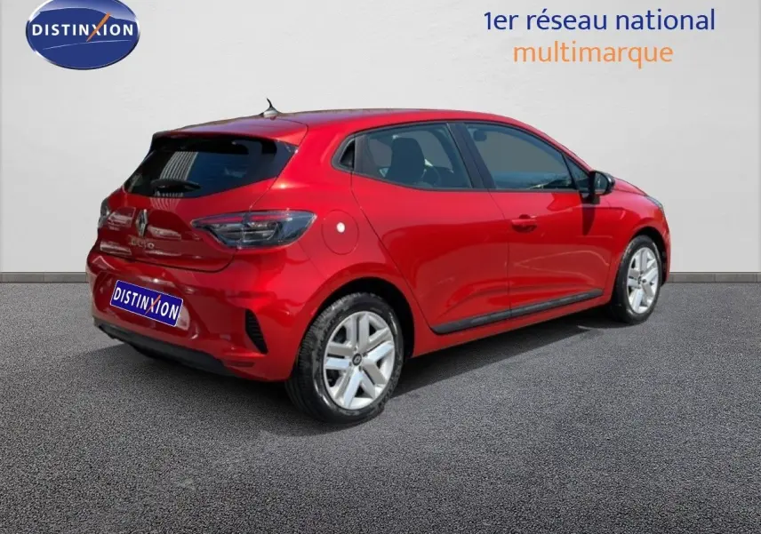 Renault Clio rouge flamme métal vue 3/4 arrière droit, soulignant ses lignes fluides et ses jantes argentées.