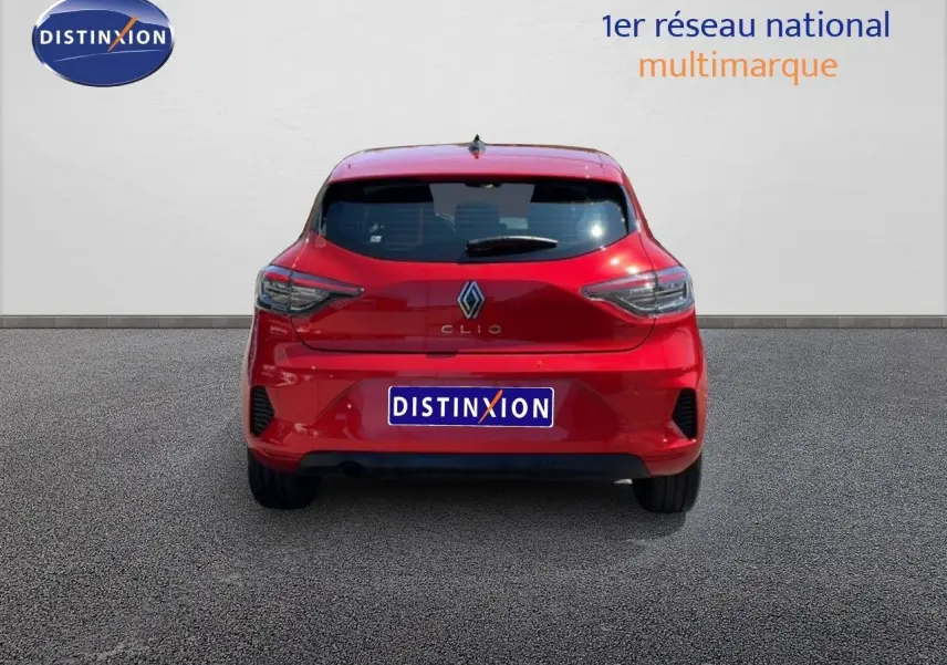 Vue arrière de la Renault Clio rouge flamme métal 2025, soulignant ses feux modernes et son design compact.