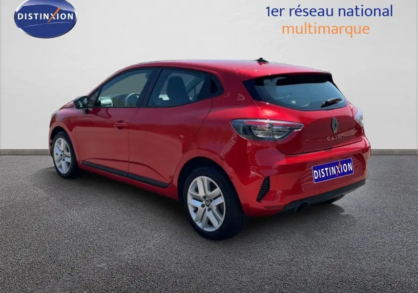 Renault Clio V BlueDCI 100ch Evolution rouge flamme métal vue 3/4 arrière côté gauche sur fond neutre.