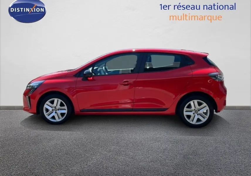 Profil droit d'une Renault Clio 2025 rouge flamme métal, compacte et moderne, sur fond neutre extérieur.