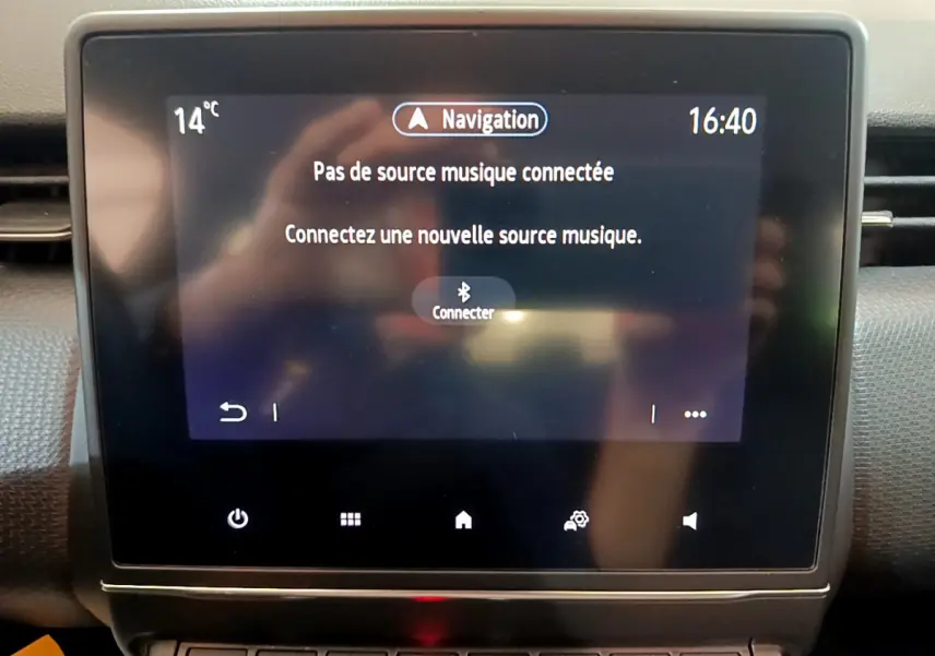 Écran tactile central de la Renault Clio Business blanc 2021 affichant un message de connexion Bluetooth pour la musique