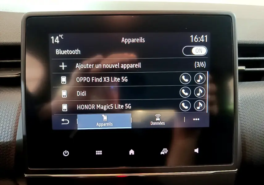 Écran tactile central de la Renault Clio Business 2021 affichant la liste des appareils Bluetooth connectés.
