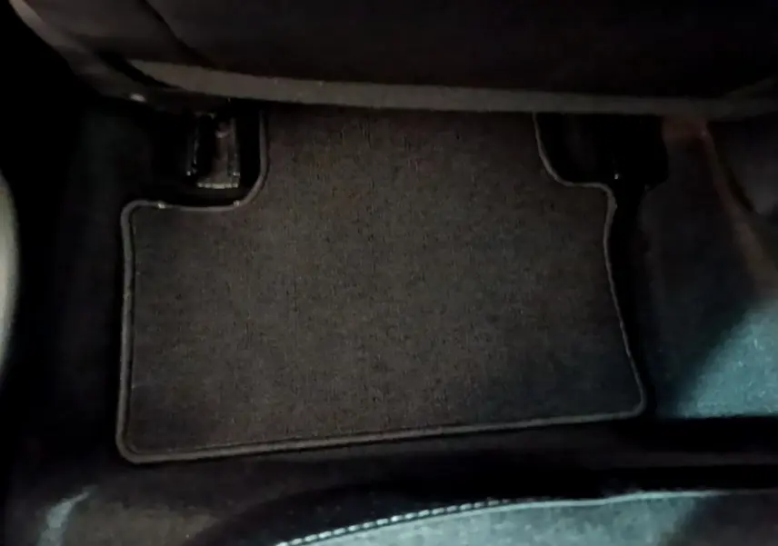 Tapis de sol noir côté passager avant dans une Renault Clio Business blanche essence 2021.