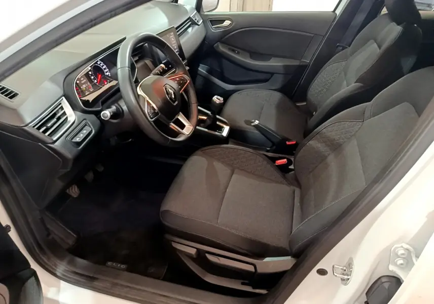 Intérieur avant droit de Renault Clio Business blanc 2021, sièges tissu gris et tableau de bord avec écran tactile.
