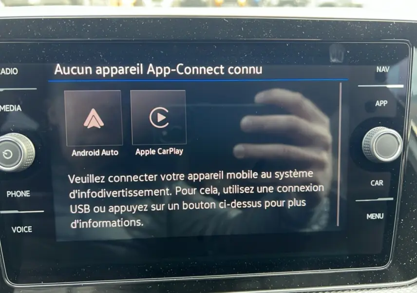 Écran tactile du système multimédia Volkswagen T-Cross gris argent, affichant la connexion Android Auto et Apple CarPlay.