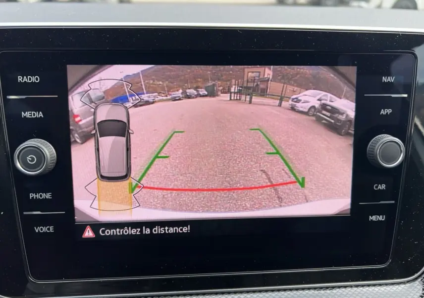 Affichage caméra de recul du Volkswagen T-Cross gris argent, vue arrière avec lignes de guidage vertes et rouges.