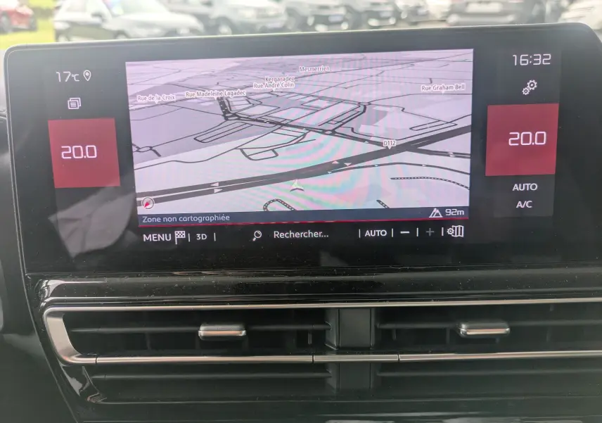 Écran central du tableau de bord du Citroën C5 Aircross hybride 2025, affichant la navigation et la climatisation à 20°C.