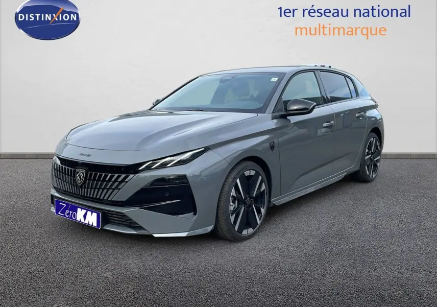 Vue 3/4 avant droite d'une Peugeot 308 gris selenium métallisé avec calandre noire et jantes alliage bicolores.