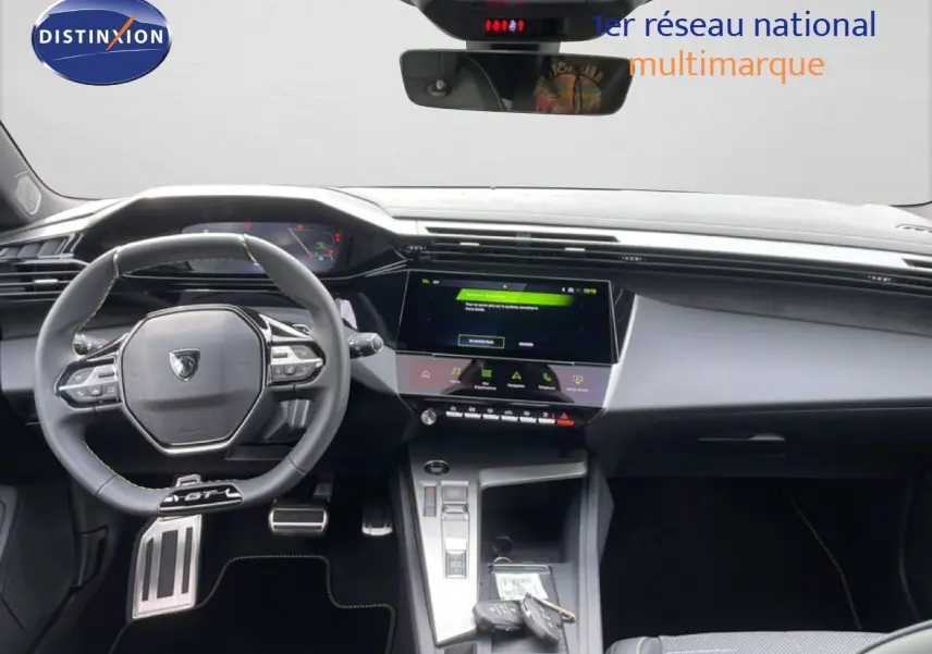 Vue intérieure avant du Peugeot 308 gris Selenium Metal, mettant en valeur le volant GT, l'écran tactile et la console centrale moderne.