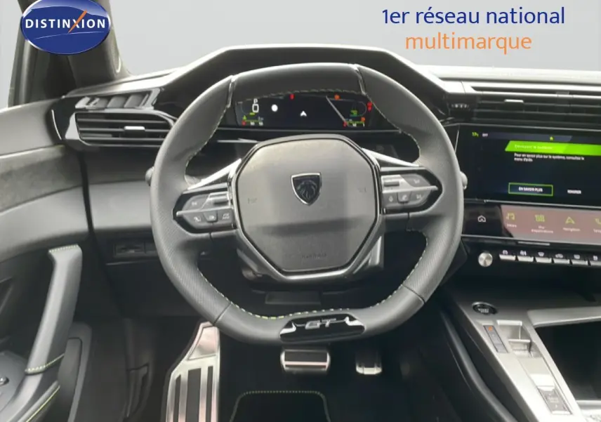 Vue intérieure centrée sur le volant GT et le tableau de bord numérique de la Peugeot 308 gris Selenium 2026.