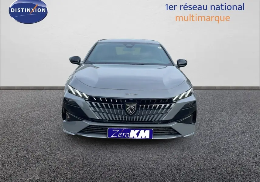 Vue frontale d'une Peugeot 308 1.2 Hybrid 145ch GT gris selenium metal avec calandre distinctive et feux LED fins.
