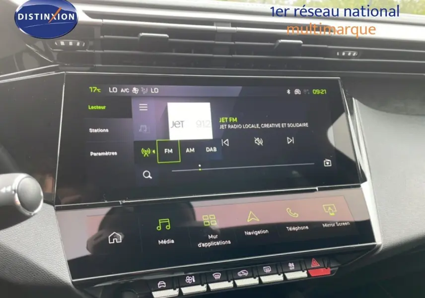 Écran tactile central du tableau de bord de la Peugeot 308 gris Selenium, affichant la radio FM JET FM.