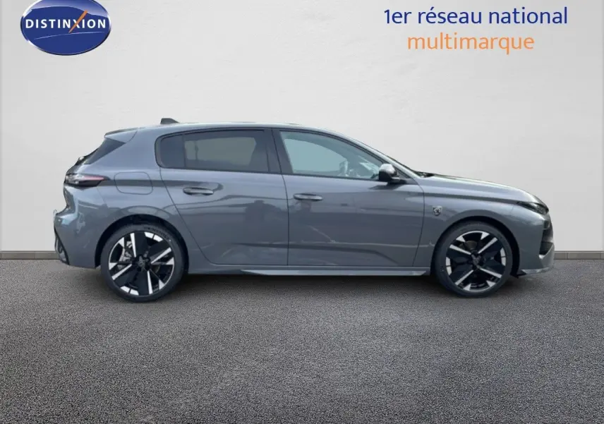 Profil droit d'une Peugeot 308 1.2 Hybrid 145ch gris selenium metal avec jantes noires et grises distinctives.