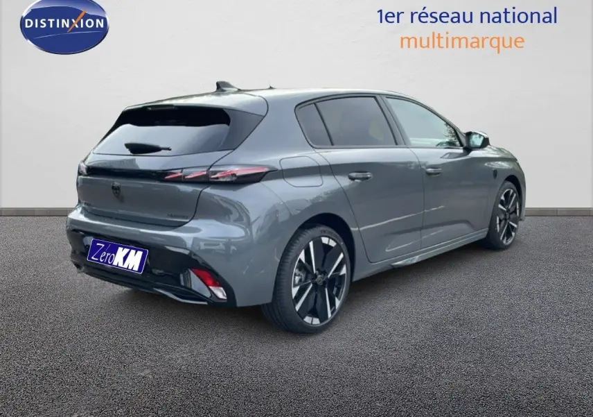Vue 3/4 arrière droite d'une Peugeot 308 gris selenium métallisé avec jantes alliage noires et détails modernes.