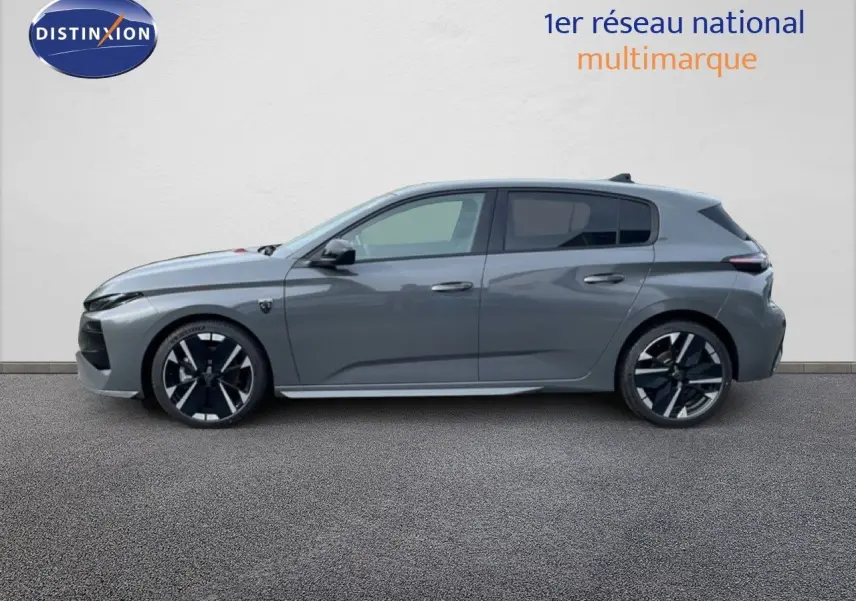 Profil côté gauche d'une Peugeot 308 1.2 Hybrid 145ch GT gris selenium metal avec jantes noires et détails modernes.