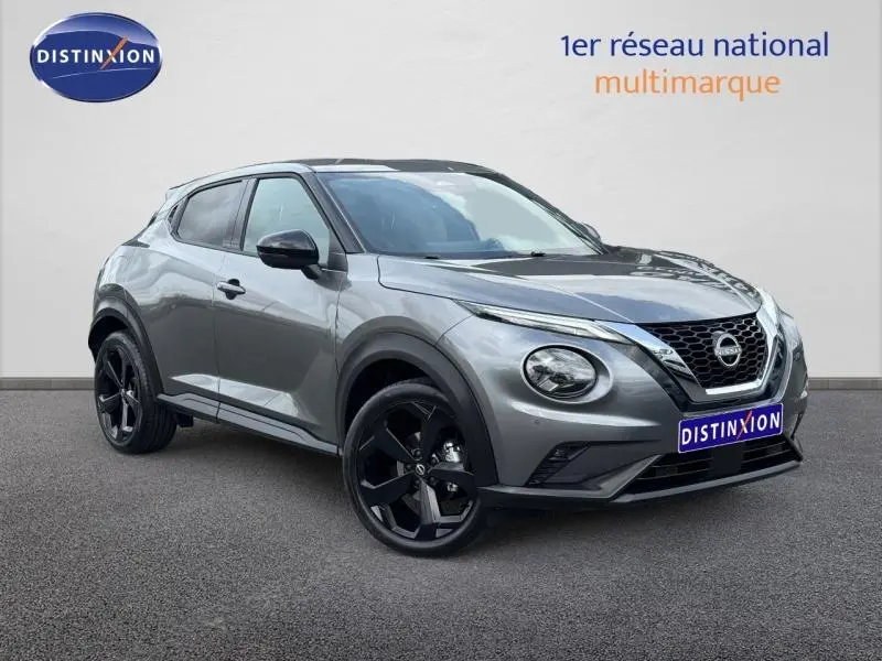 Nissan Juke 2025 noir Kuro métallisé en 3/4 avant droit avec jantes noires et calandre distinctive V-Motion.