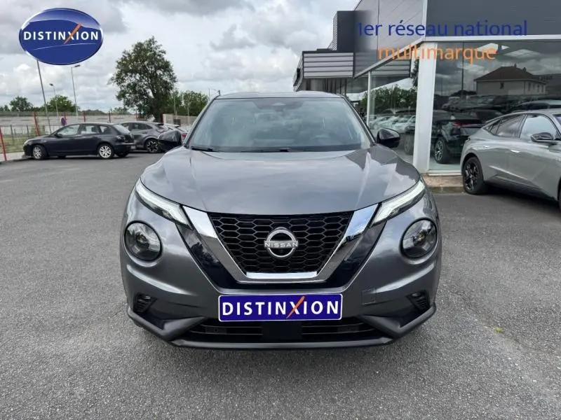 Vue avant d'un Nissan Juke 2025 noir Kuro métallisé avec calandre en V chromée et phares ronds distinctifs.