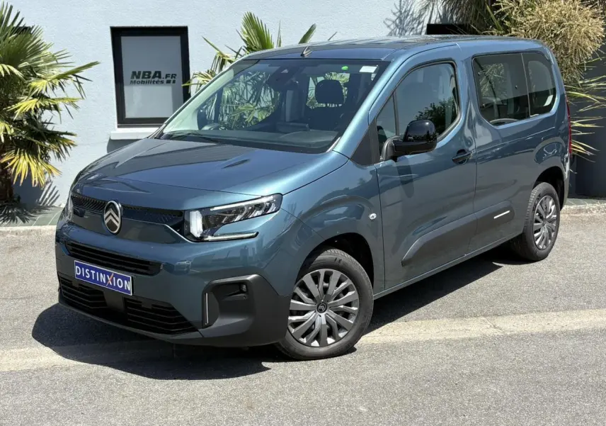 Vue 3/4 avant droit du Citroën Berlingo ë-136 bleu Kiama avec jantes tôles et porte coulissante droite visible.