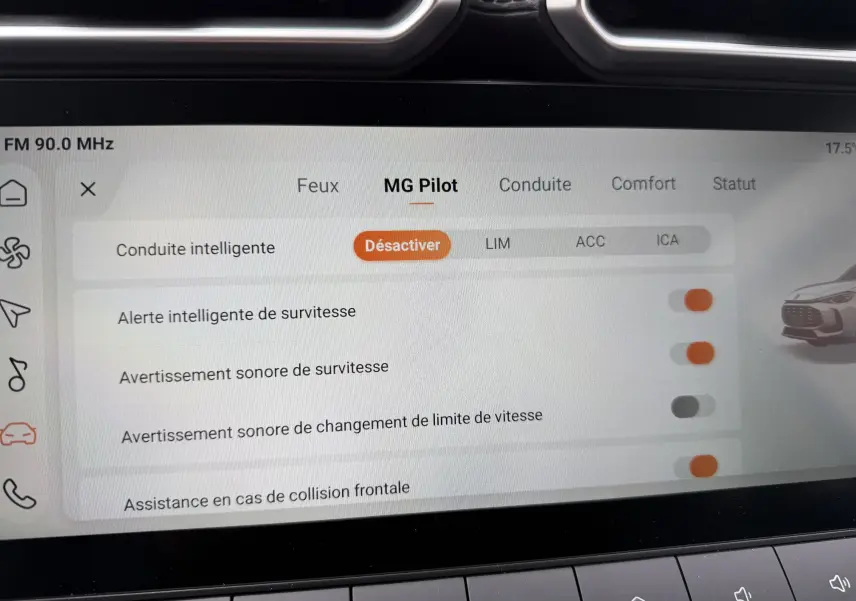 Écran tactile intérieur du MG ZS 1.5 Hybrid+ 2026 montrant les options d’aide à la conduite MG Pilot en français.
