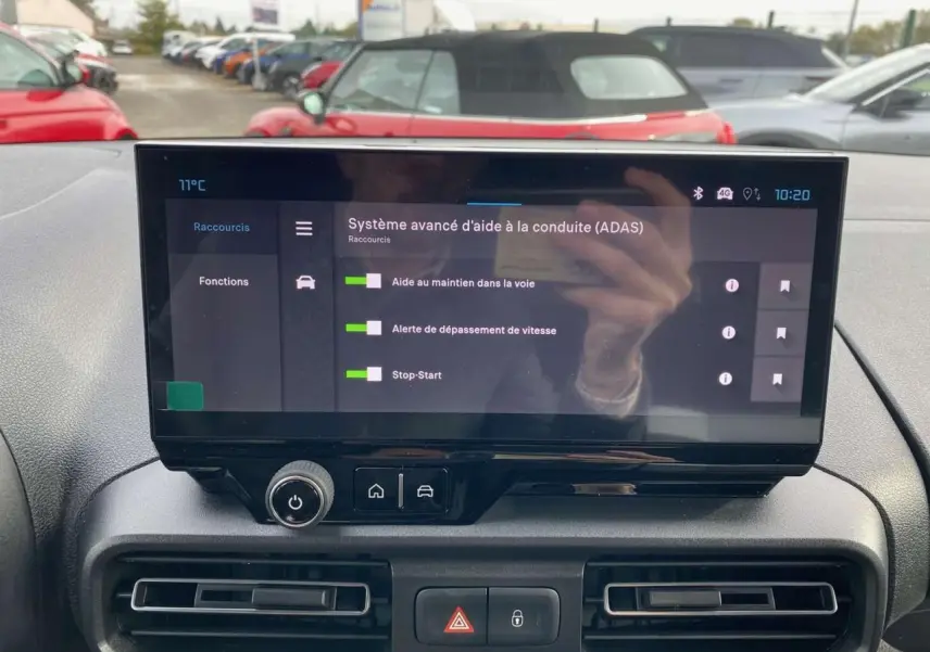 Écran tactile du système d’aide à la conduite du Citroën Berlingo blanc, vue intérieure frontale du tableau de bord.