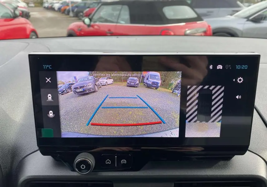 Écran central du Citroën Berlingo Multispace 2025 montrant la caméra de recul avec lignes de guidage colorées.