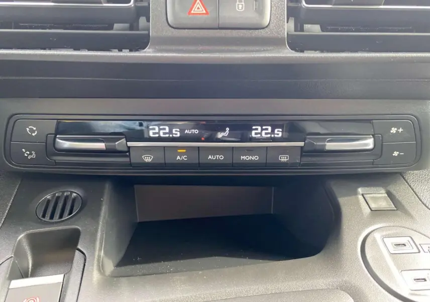 Détail du tableau de bord du Citroën Berlingo 2025 blanc, montrant la climatisation automatique à 22,5°C.