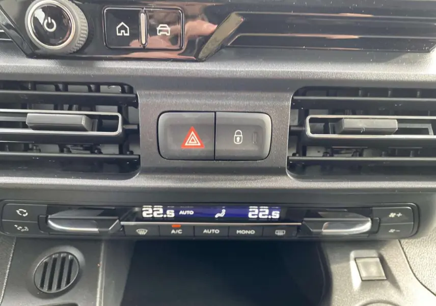 Détail du tableau de bord du Citroën Berlingo Multispace 2025, montrant la climatisation digitale à 22,5°C.