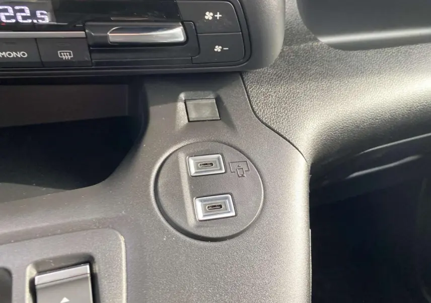 Détail intérieur du tableau de bord du Citroën Berlingo 2025 Multispace, montrant deux ports USB-C côte à côte.