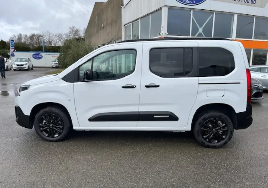 Vue de profil côté gauche d'un Citroën Berlingo Multispace blanc 2025 avec jantes noires et vitres teintées.