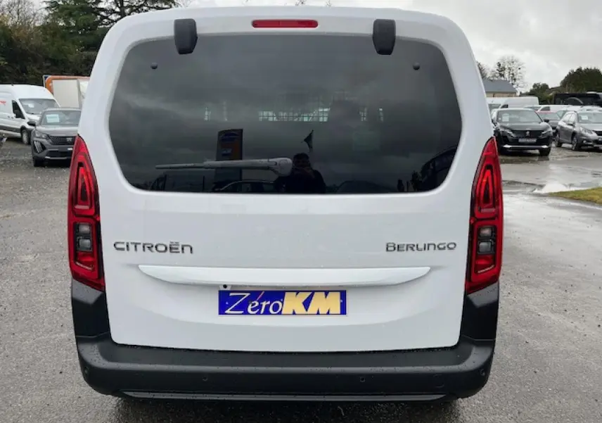 Vue arrière du Citroën Berlingo blanc 2025 Multispace avec feux rouges et plaque d'immatriculation Zero KM.