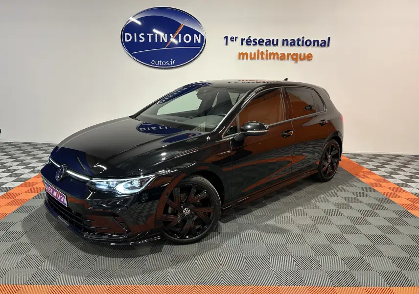 Volkswagen Golf VIII eTSI noire métal en 3/4 avant droit, avec jantes noires et phares LED allumés.