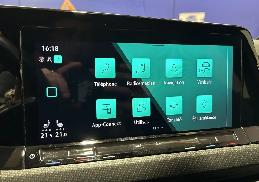 Écran tactile central de la Volkswagen Golf VIII eTSI 150CH R-Line, affichant le menu principal avec options connectées.