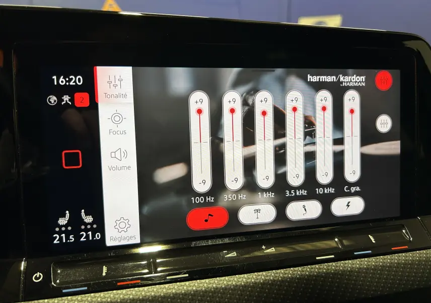 Écran tactile de la Golf VIII eTSI noir métal montrant l'égaliseur audio Harman Kardon avec réglages de tonalité à 16:20.