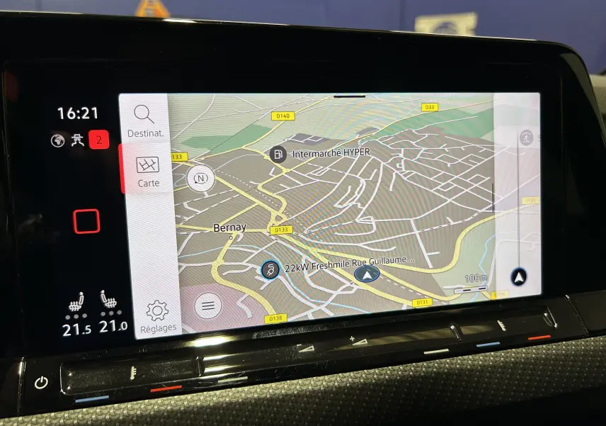 Écran tactile intérieur de navigation de Volkswagen Golf VIII eTSI, affichant une carte avec réglages climatisation en bas.