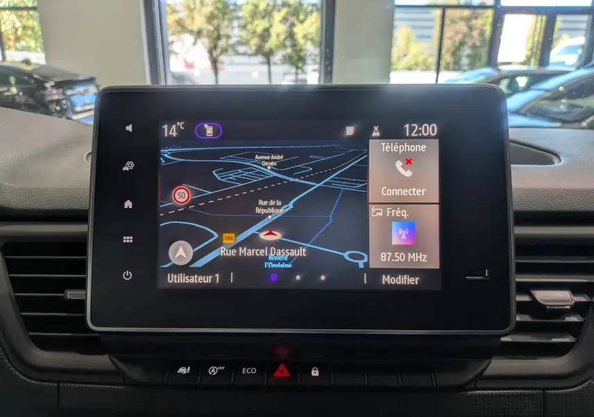 Écran tactile central du tableau de bord du Renault Trafic Combi 2025 affichant la navigation et la radio.