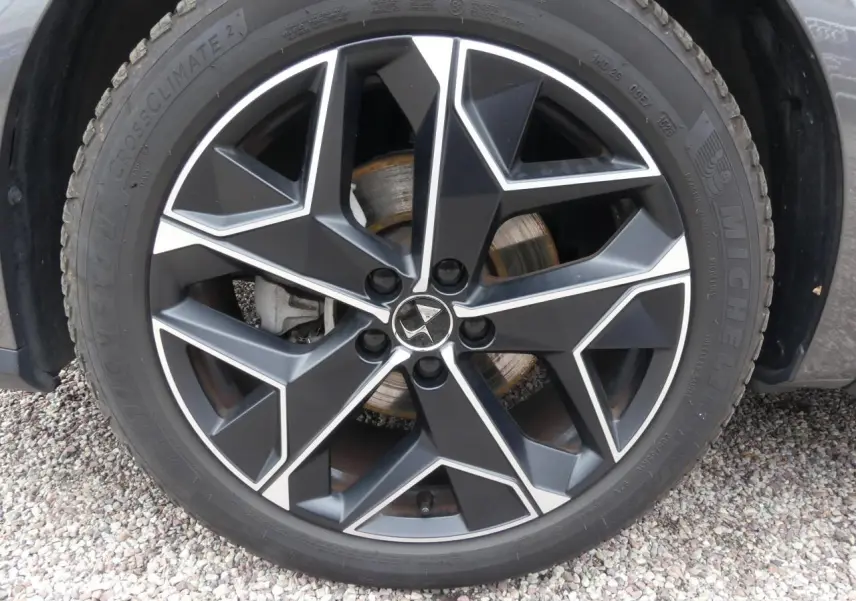 Gros plan sur la jante alliage 19'' Sevilla noir et argent du DS4 gris métallisé côté gauche.