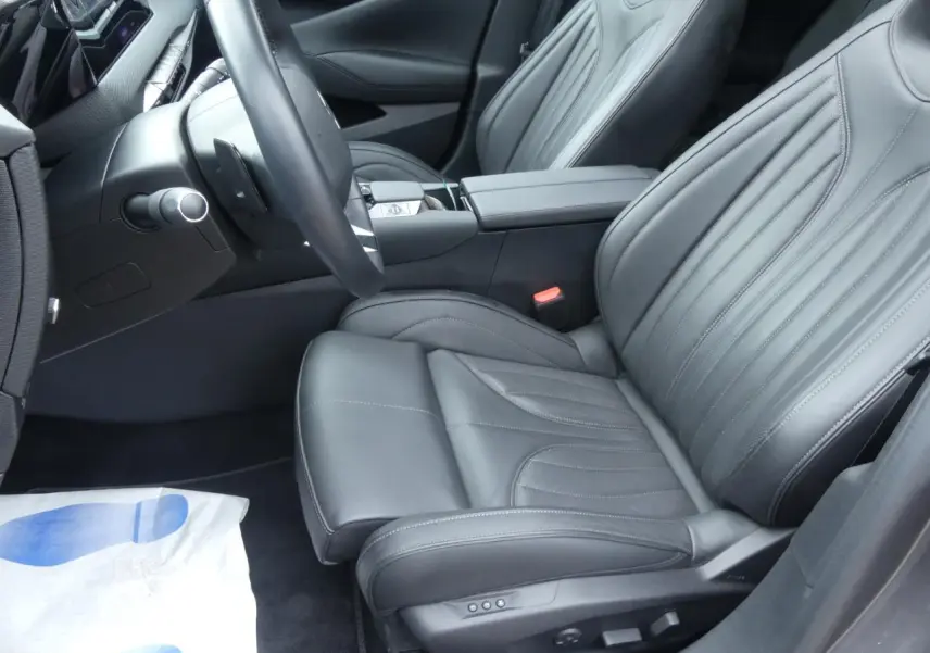 Siège conducteur en cuir noir avec réglages électriques et appuie-tête ajustable dans l'habitacle du DS4 Cross Rivoli 2024.