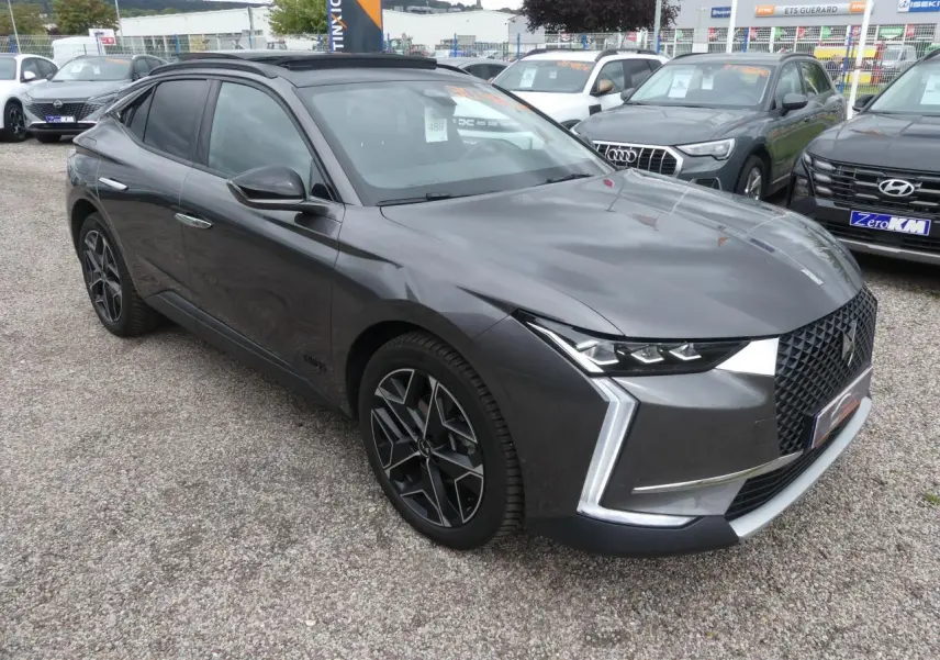 DS4 Cross Rivoli gris métallisé vue 3/4 avant droit avec calandre DS Wings et jantes alliage 19 pouces.
