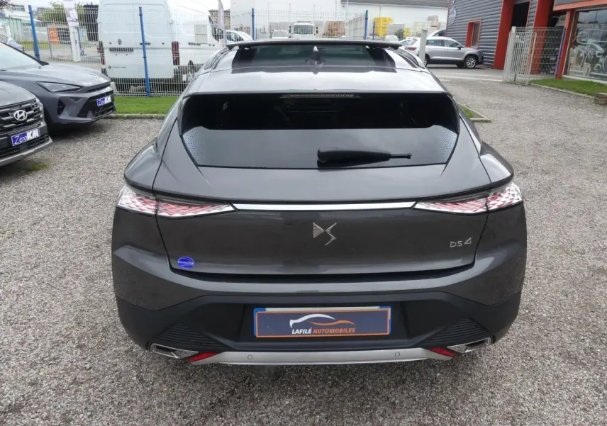 Vue arrière d'une DS4 gris métallisé avec feux arrière à effet 3D et double sortie d'échappement chromée.