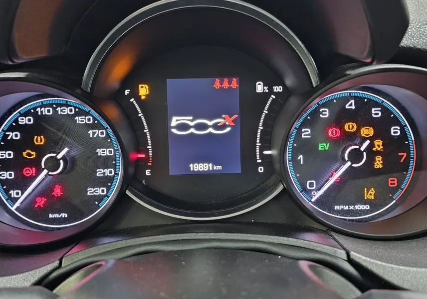 Tableau de bord de FIAT 500X 2024 affichant le compteur, compte-tours et écran central avec logo et kilométrage.